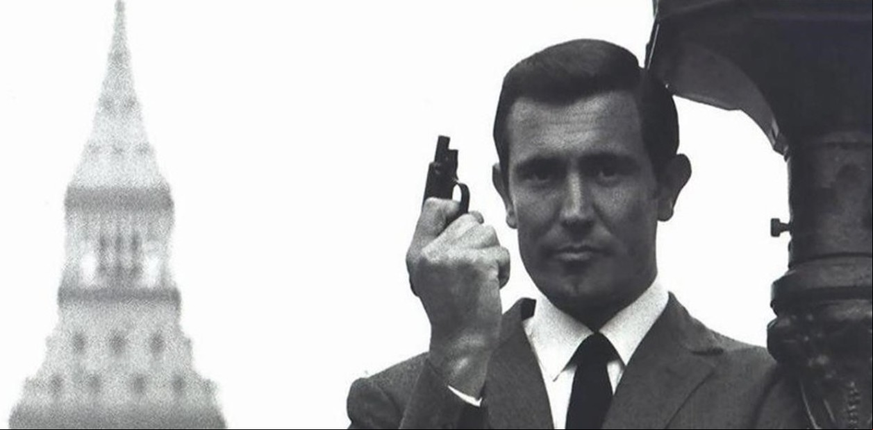 George Lazenby, el James Bond efímero que se hizo hippie, tomó la peor decisión de su vida y se retiró sin pena ni gloria 