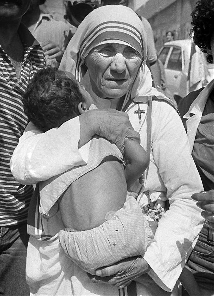 La Madre Teresa rescata un chico que había quedado atrapado en un hospital en Beirut, tras negociar un cese del fuego entre israelíes y palestinos, el 15 de agosto de 1982.