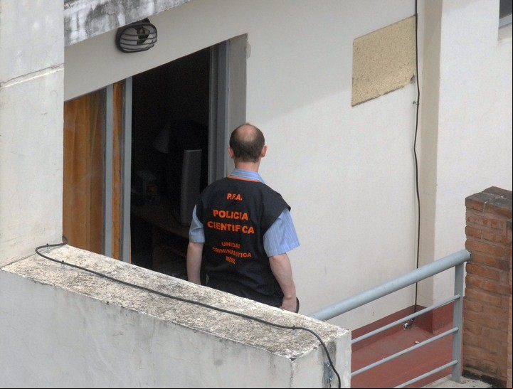 Las pericias en el departamento donde asesinaron a Marianela Rago, en Tucumán 2080. Foto Télam.