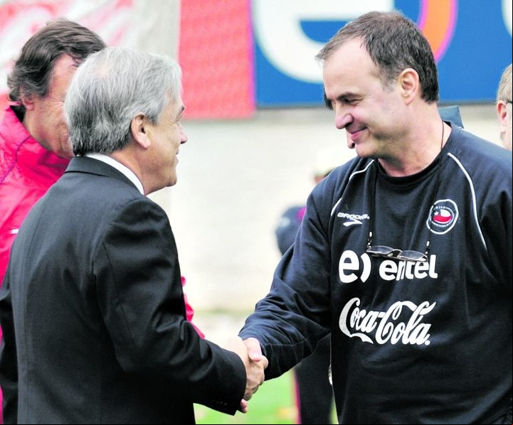 El saludo entre Piñera y Bielsa, antes del Mundial 2010. Tiempo después, el rosarino le negó el apretón de manos en el Palacio de la Moneda.