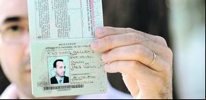 Un criminal le robó la identidad hace 7 años y no puede ni votar