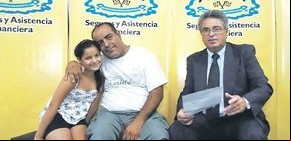 Le pagarán al taxista el arreglo del coche sobre el que cayó la mujer
