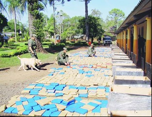 Caen dos penitenciarios con 2.300 kilos de marihuana