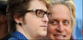El hijo de Michael Douglas reveló cómo su padre lo hacía repartir marihuana cuando era niño