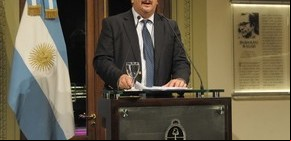 La oposición celebra la renuncia de Reposo y empieza a analizar el currículum de Gils Carbó