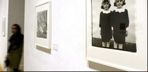 El nacimiento de una mirada inquietante: llegan al Malba fotografías de Diane Arbus