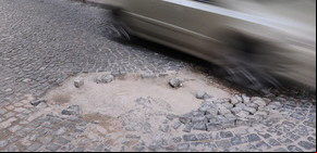Quieren generar energía con los baches del camino