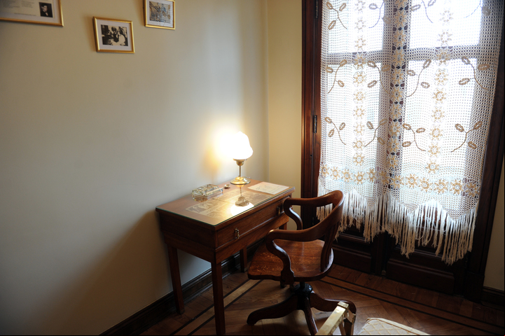 La 704. Es la habitación que hospedó a Lorca en 1933, durante 6 meses. La convirtieron en un museo. Aquí, su escritorio. / Juan Manuel Foglia