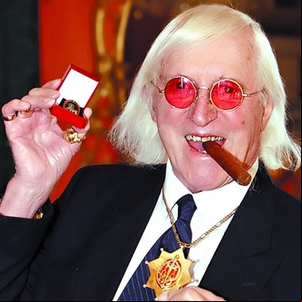 De estrella de TV a depredador sexual: quién era Jimmy Savile, el hombre que conmociona Netflix