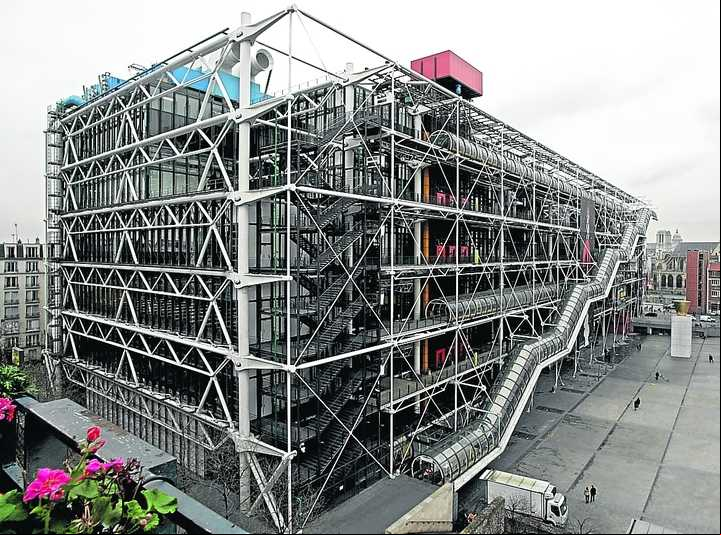 High Tech. La estructura del edificio va por afuera y es la trama soporte de la fachada.