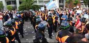Caceroleros y militantes K, frente a frente en medio de forcejeos