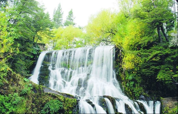 La cascada Escondida, a 10 km de El Bolsón, es parte del circuito Mallín Ahogado.