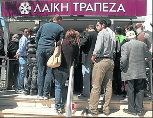 Reabren los bancos en Chipre, pero con fuertes restricciones