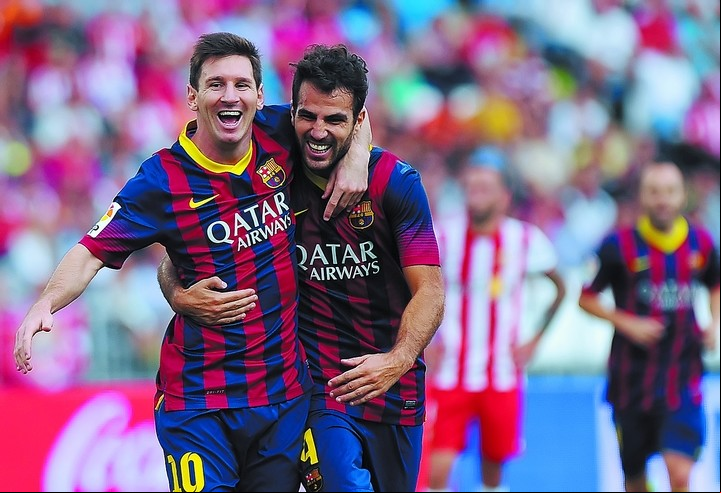 Messi y Fábregas, juntos en Barcelona. (Foto: AFP)
