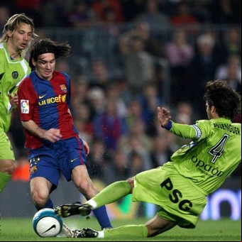 El gol "maradoniano" de Lionel Messi es el mejor de la historia del Barcelona