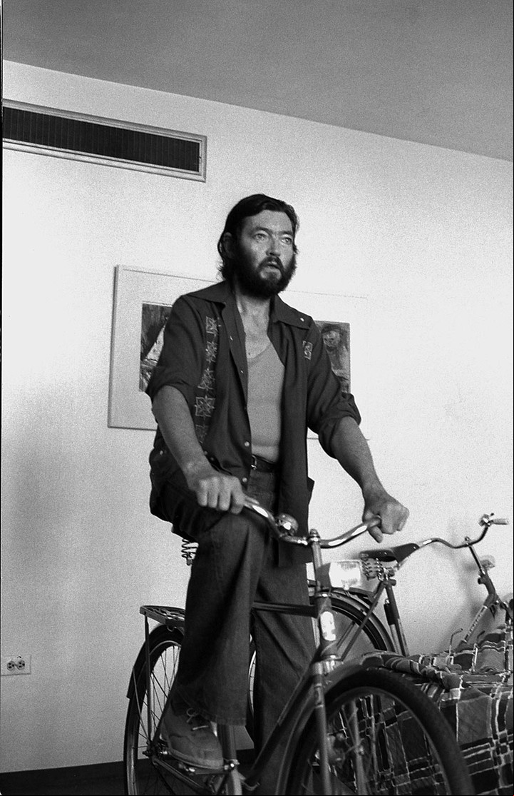 Bajo la mirada de Carol Dunlop, detrás de la cámera, Julio Cortázar posa en bicicleta en La Habana (Cuba) en 1980.