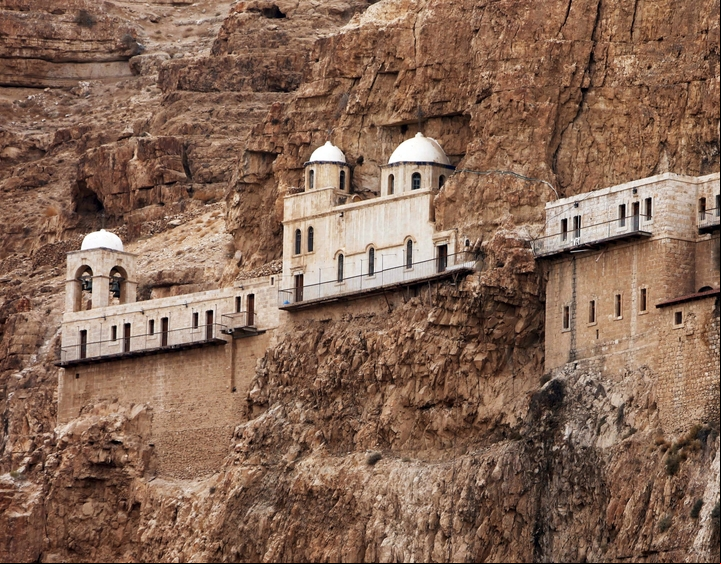 El Monasterio de Qarantal en el Monte de la Tentación cerca de Jericó, la ciudad más baja y más antigua del mundo. Foto: EFE.