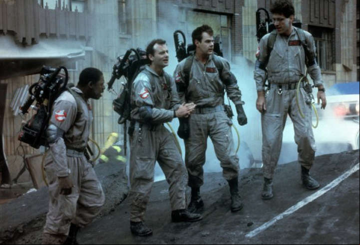 Harold Ramis mira desde lo alto a Dan Aykroyd, Bill Murray y Ernie Hudson en una escena de "Los Cazafantasmas".