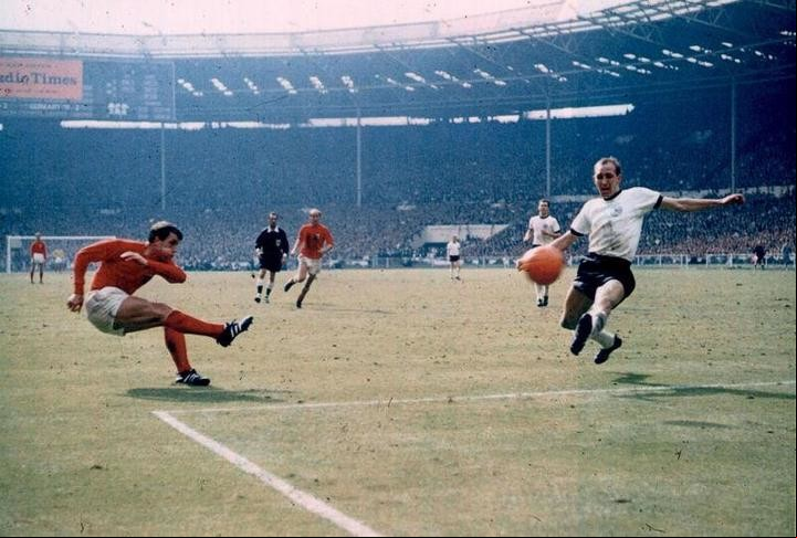 Hurst en acción. Fue el superhéroe de una final que tuvo de todo bajo el cielo de Wembley.