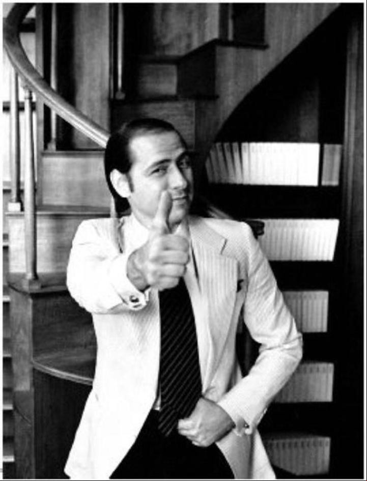 Silvio Berlusconi muchos años atrás. De vendedor de aspiradoras a hombre fuerte de Italia.