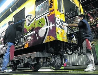 Detienen a dos chilenos que estaban por grafitear el subte.