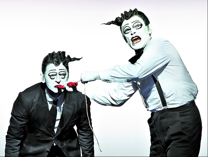 Mijail Barishnikov y Willem Dafoe, en “The Old Woman”.