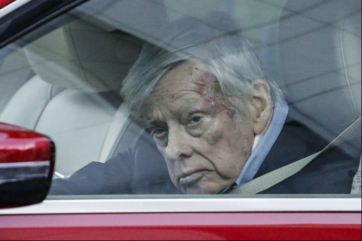 NUEVA YORK (NY EEUU), 26/09/2014. El juez federal Thomas Griesa sale de la corte en su auto hoy, viernes 26 de septiembre de 2014, después de una audiencia por el caso de los llamados fondos "buitres" en una corte en Nueva York (EE.UU.). Griesa autorizó hoy el el pago de Citibank a tenedores de bonos de deuda emitidos en dólares bajo legislación argentina, pero dio treinta días de plazo a los fondos especulativos para intentar revocar esta decisión. EFE/ Kena Betancur nueva york eeuu thomas griesa juez de la corte de nueva york jueces acreedores privados pelea por fondos negociacion del gobierno de argentina con los fondos buitre