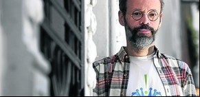 Haciendo música de lobo herido