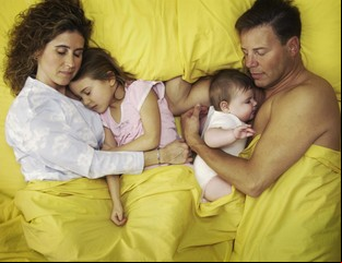 Cama tomada: cuando los hijos copan el cuarto "de los grandes"