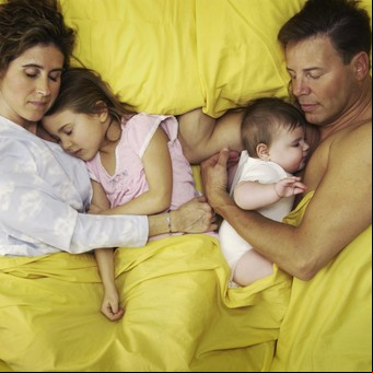 Cama tomada: cuando los hijos copan el cuarto "de los grandes"