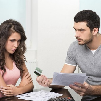 Violencia es más que pegar: cuando el abuso es económico
