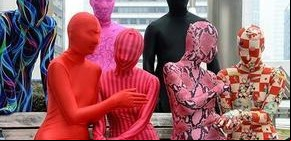Zentai, la nueva moda de vestirse con trajes de lycra de pies a cabeza 