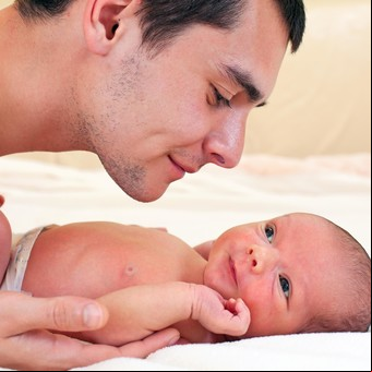 Aseguran que los hombres con testículos pequeños son mejores padres