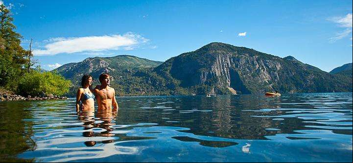 El lago Lácar, en San Martín de los Andes, invita a refrescarse.