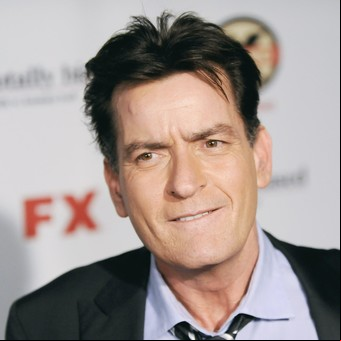 Cobraba US$2 millones por episodio y lo derrumbaron sus sombras: así está Charlie Sheen a los 59 años