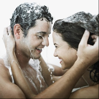 Bañarse juntos: un aliado para romper la rutina