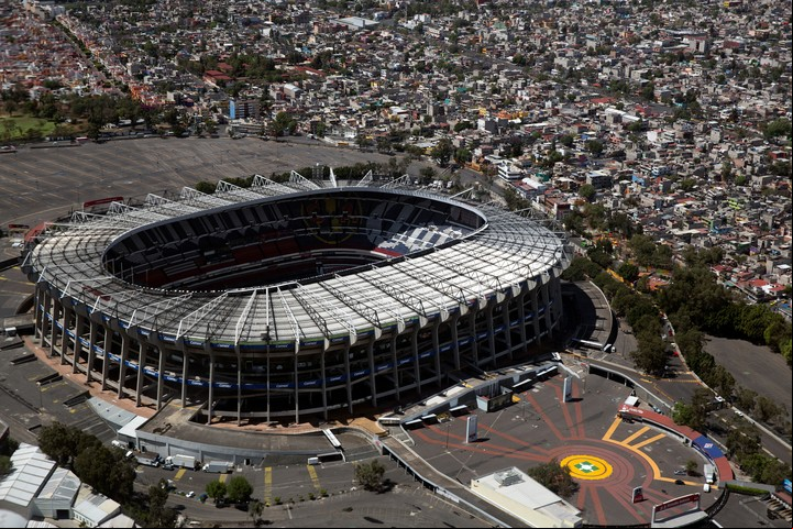 ESTADIO AZTECA. Ni circular ni rectangular: tiene dos cabeceras y las tribunas longitudinales poseen una curvatura suave. (Susana Gonzalez/Bloomberg)