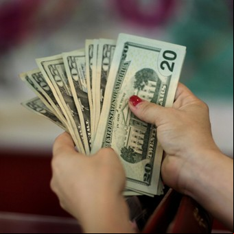 ¿Cómo evitar los conflictos por dinero con la familia y amigos?