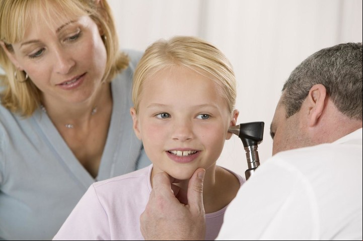 Los tratamientos suelen incluir el uso de antiinflamatorios y gotas ópticas.
