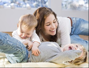 ¿Prolongación de la licencia por maternidad o más jardines maternales para volver pronto al trabajo?