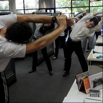 Gimnasia laboral: la tendencia de ejercitar en el trabajo