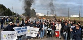 Aceiteros endurecen la protesta y hay cien barcos parados por el paro