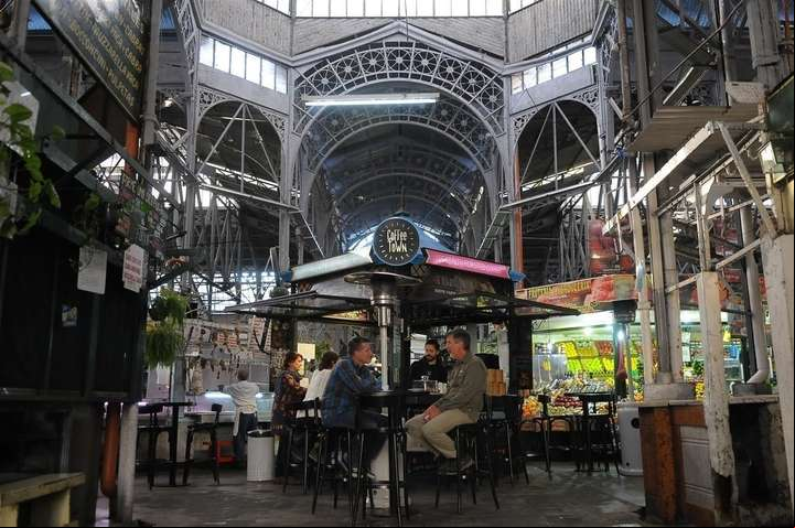 Clásico y moderno. Un puesto para sibaritas del café en el Mercado de San Telmo, que funciona desde 1897. Hoy ocupa la manzana de Defensa, Estados Unidos, Carlos Calvo y Bolívar. / Silvana Boemo
