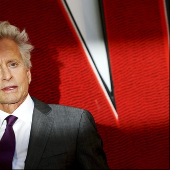 Michael Douglas pidió perdón a Val Kilmer
