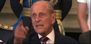 El marido de la reina Isabel perdió la paciencia: “Sólo toma la p... foto”
