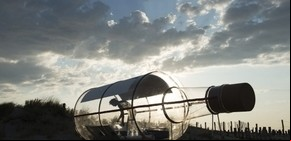 Un artista francés va a navegar dentro de una botella gigante 