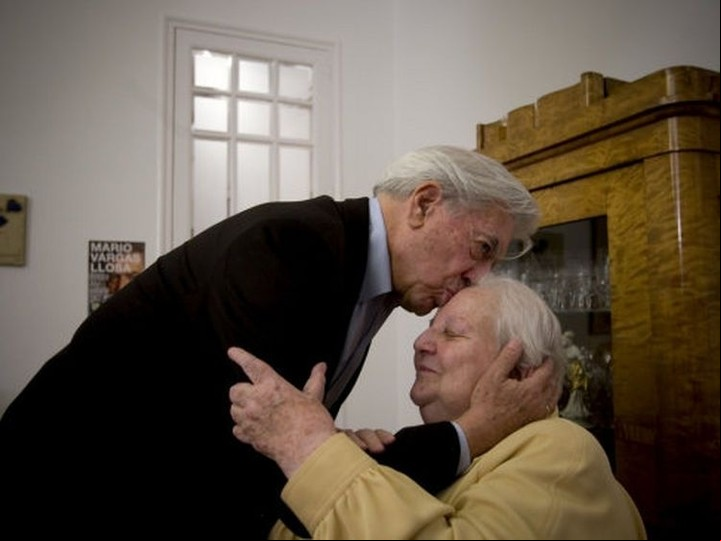 En 2010, ya Premio Nobel, Vargas Llosa besa a Carmen Balcells.