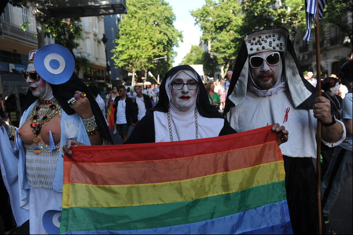 A la convocatoria la organizan y asisten diversas organizaciones que integran el colectivo. En la marcha se pueden encontrar todo tipo de caracterizaciones.