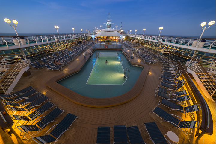 CLAIMA20151120_0126 ROLANDO GIL Cruceros Monarch. Piscina Monarch