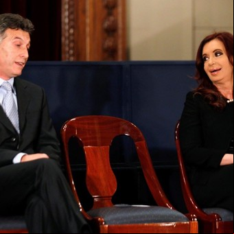 Encuesta: cómo le pegan a Cristina Kirchner las coimas y a Mauricio Macri la economía